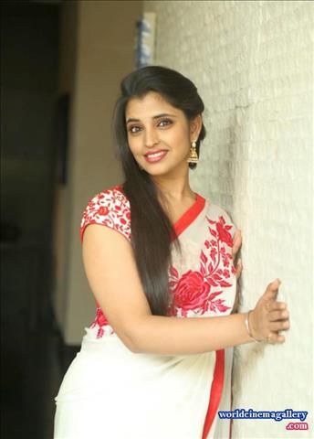 Anchor Syamala Hot in White Saree Stills