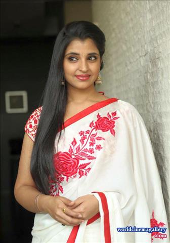 Anchor Syamala Hot in White Saree Stills