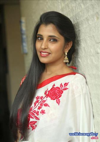 Anchor Syamala Hot in White Saree Stills