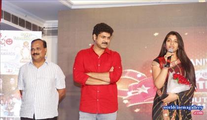 Anchor Syamala Red Saree in Santosham Awards  - World Cinema Gallery