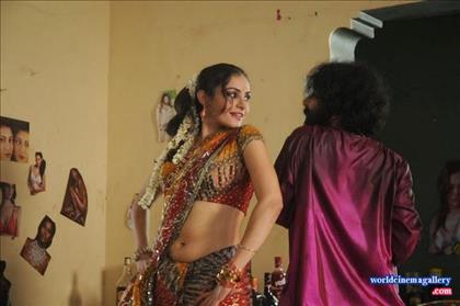Andrea Hot Navel in Thirippangal Movie