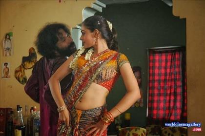 Andrea Hot Navel in Thirippangal Movie