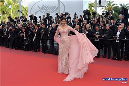 Sonam Kapoor Hot Sexy PhotoShoot Stills