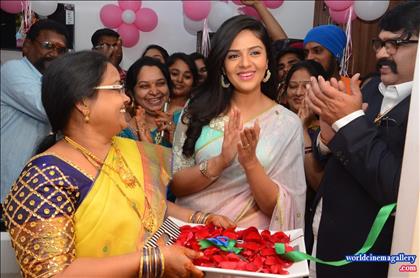Anchor Sreemukhi Saree Stills At Maanvis Beauty Studio and Spa Launch