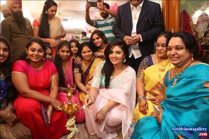 Anchor Sreemukhi Saree Stills At Maanvis Beauty Studio and Spa Launch