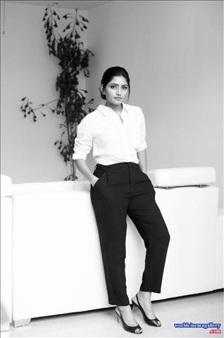 Eesha Rebba latest saree stills