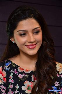 Mehreen Kaur pirzada from Nenjil Thunivirundhal