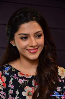 Mehreen Kaur pirzada from Nenjil Thunivirundhal