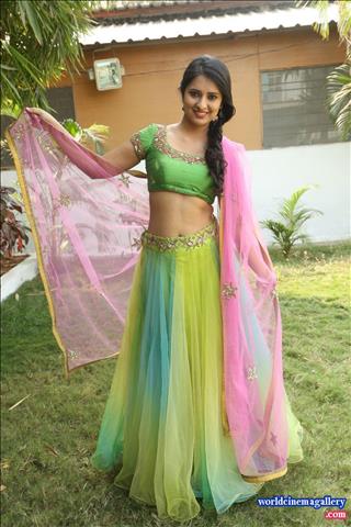 Nikitha Bisht Launches pochampally ikat art mela nizampet