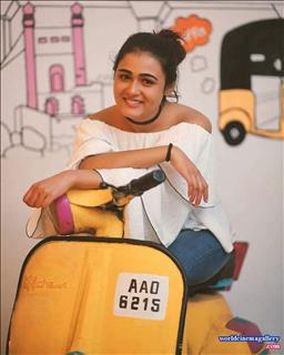 Shalini Pandey latest stills from 100 percent kadhaal