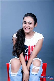 Shalini Pandey latest stills from 100 percent kadhaal
