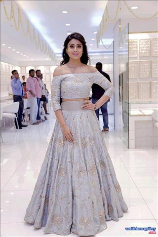 Shriya-saran-dance-photos-at-mirchi-music-awards-2013