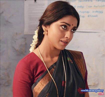 Shriya Saran hot in saree stills
