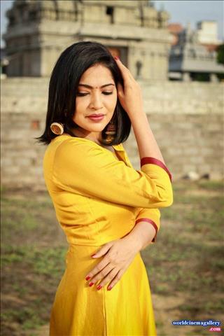 Vijay TV anchor VJ Ramya Subramanian Cute latest saree stills 