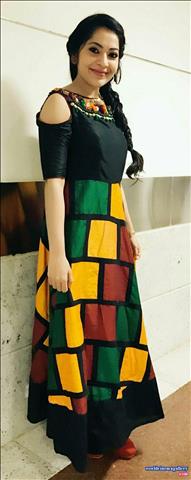 Vijay TV anchor VJ Ramya Subramanian Cute latest saree stills 