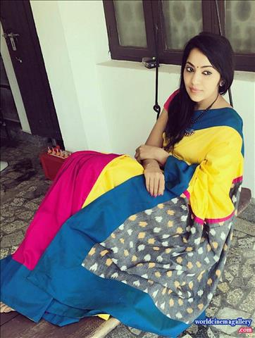 Vijay TV anchor VJ Ramya Subramanian Cute latest saree stills 