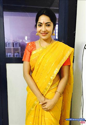 Vijay TV anchor VJ Ramya Subramanian Cute latest saree stills 