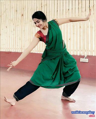 Vijay TV anchor VJ Ramya Subramanian Cute latest saree stills 