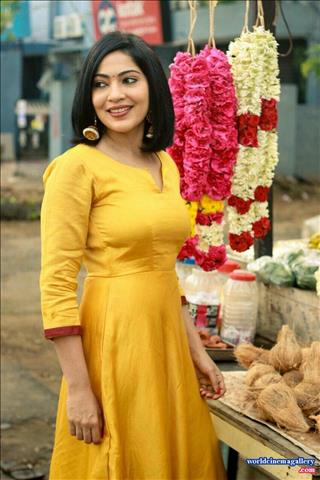 Vijay TV anchor VJ Ramya Subramanian Cute latest saree stills 