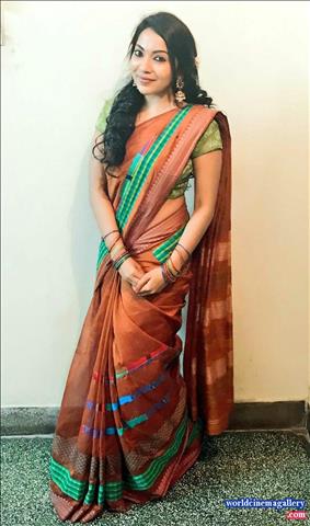 Vijay TV anchor VJ Ramya Subramanian Cute latest saree stills 