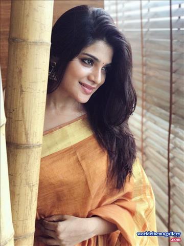 Aathmikaa stills in Naragasooran Movie
