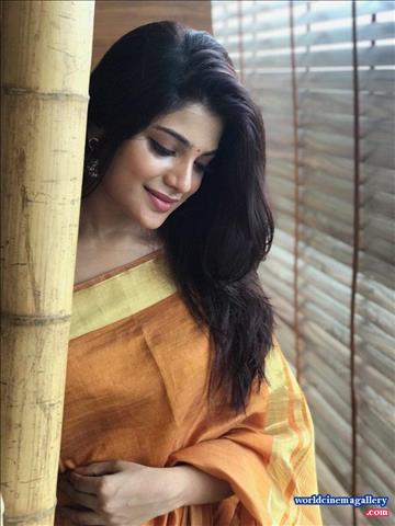 Aathmikaa stills in Naragasooran Movie