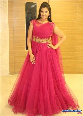 Anchor Shyamala Photos In Red Dress