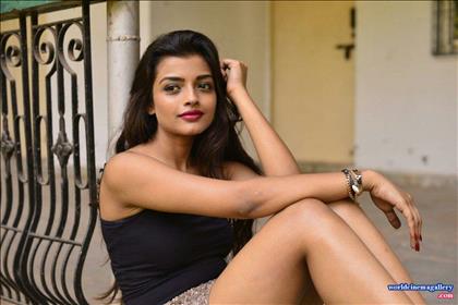 Ashna Zaveri latest hot stills