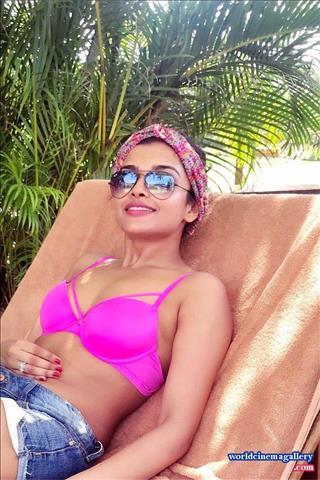 Ashna Zaveri latest hot stills