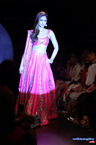 Ileana Sexy Navel Exposing Rampwalk Latest Stills