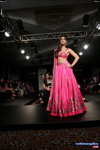 Ileana Sexy Navel Exposing Rampwalk Latest Stills