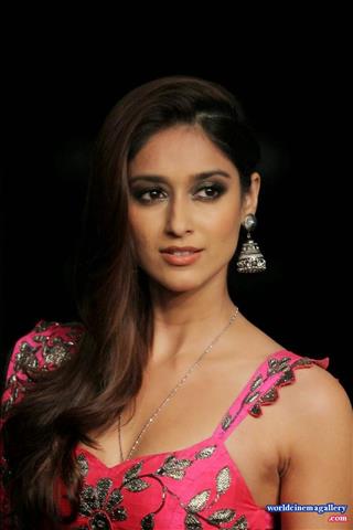 Ileana Sexy Navel Exposing Rampwalk Latest Stills