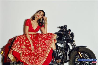 Ileana Sexy Navel Exposing Rampwalk Latest Stills