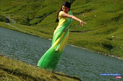 Kajal Agarwal Green Saree Stills from Thuppakki