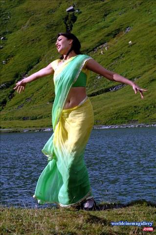 Kajal Agarwal Green Saree Stills from Thuppakki