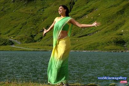 Kajal Agarwal Green Saree Stills from Thuppakki