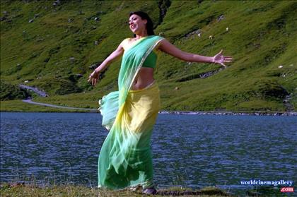 Kajal Agarwal Green Saree Stills from Thuppakki