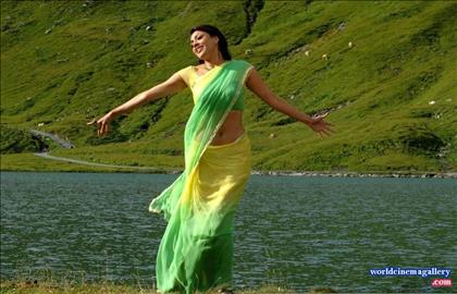 Kajal Agarwal Green Saree Stills from Thuppakki