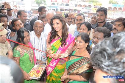 Kajal Aggarwal at Kalanikethan Fashion Mall Launch