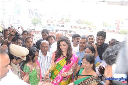 Kajal Aggarwal at Kalanikethan Fashion Mall Launch
