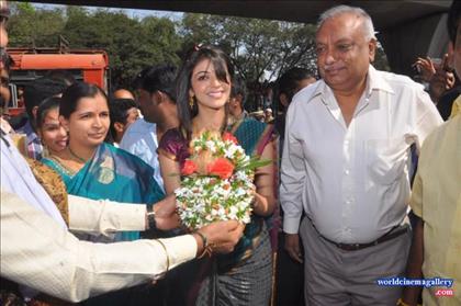 Kajal Aggarwal Stills in Green Silk Saree at Chennai Shopping Mall launch