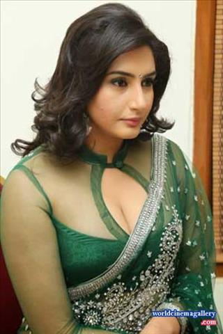 Kannada Actress Ragini Dwivedi In Saree