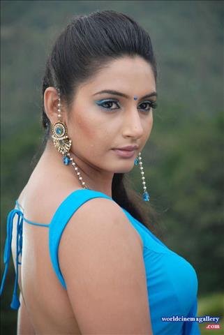 Kannada Actress Ragini Dwivedi In Saree