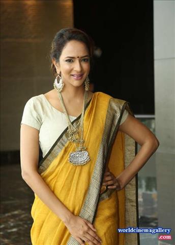 Manchu Lakshmi Latest hot Saree Stills