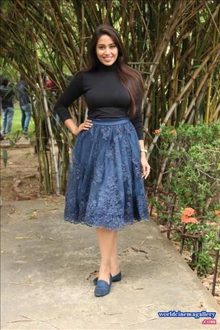 Nivetha Pethuraj Stills at Oru Naal Koothu Movie Press Meet - World Cinema Gallery