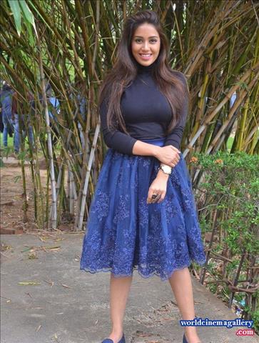 Nivetha Pethuraj Stills at Oru Naal Koothu Movie Press Meet - World Cinema Gallery