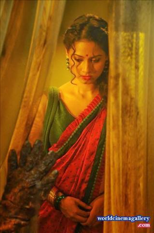 Pooja Umashankar Hot Saree Stills from Vidiyum Mun Movie