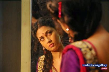 Pooja Umashankar Hot Saree Stills from Vidiyum Mun Movie