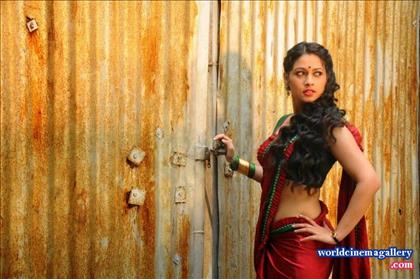 Pooja Umashankar Hot Saree Stills from Vidiyum Mun Movie