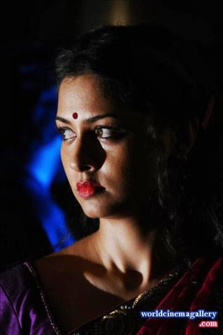 Pooja Umashankar Hot Saree Stills from Vidiyum Mun Movie